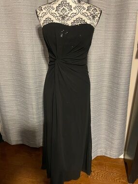 Elegant Strapless Black Twist-Front Evening Gown